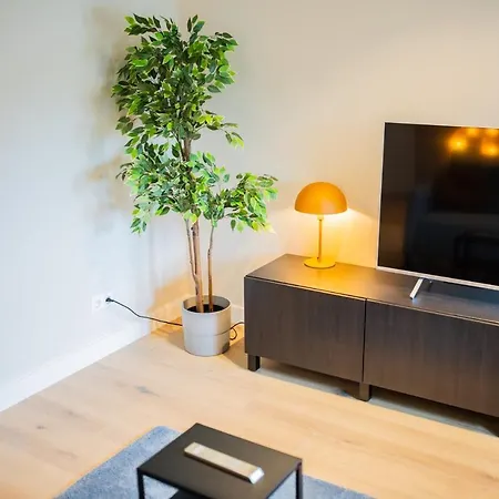 Deluxe 3 Bedroom Serviced 73m2 アパート