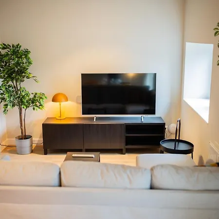 Deluxe 3 Bedroom Serviced 73m2 *