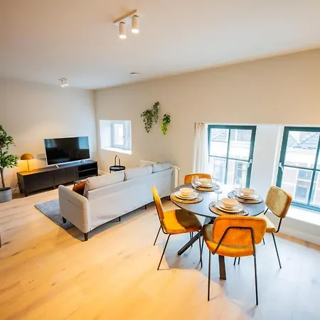 Deluxe 3 Bedroom Serviced 73m2 アパート